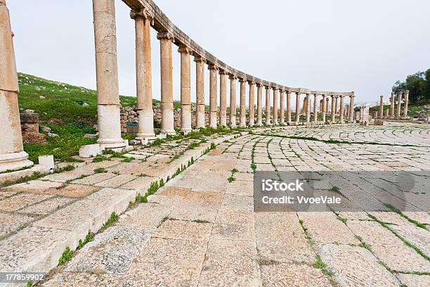 Colunata Do Fórum Romano Oval Na Antiguidade Cidade De Jerash - Fotografias de stock e mais imagens de Antigo