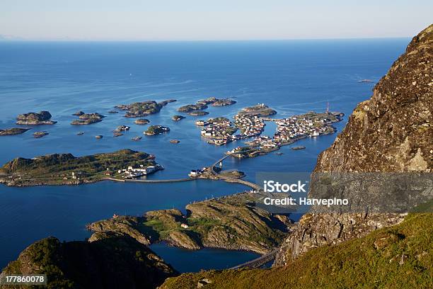 Ciudad En Las Islas Foto de stock y más banco de imágenes de Aire libre - Aire libre, Austvagoy, Cresta - Montaña