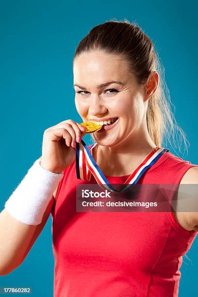 Foto de Feliz Jovem Atleta e mais fotos de stock de Medalha - Medalha, Morder, Medalhista