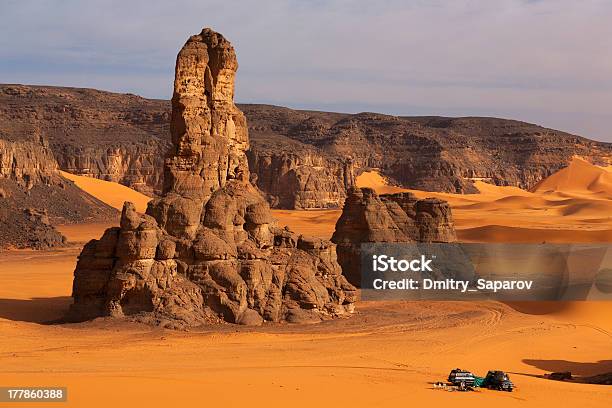 Felsformationen In Der Sahara Stockfoto und mehr Bilder von Abenteuer - Abenteuer, Afrika, Aktivitäten und Sport
