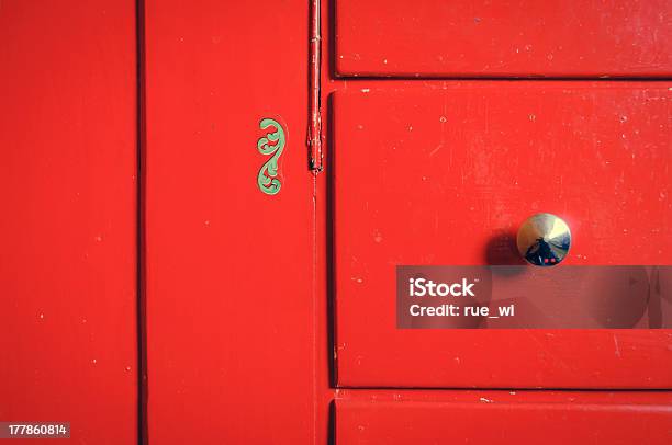 Красный Шкаф — стоковые фотографии и другие картинки Антиквариат - Антиквариат, Без людей, Выдвижной ящик