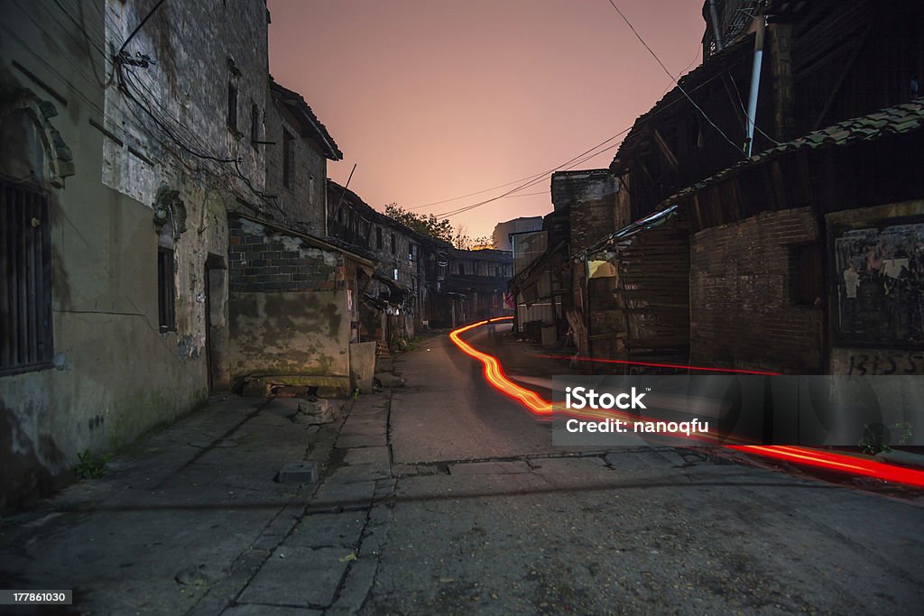 Antigua callejuela por la noche - Foto de stock de Acera libre de derechos