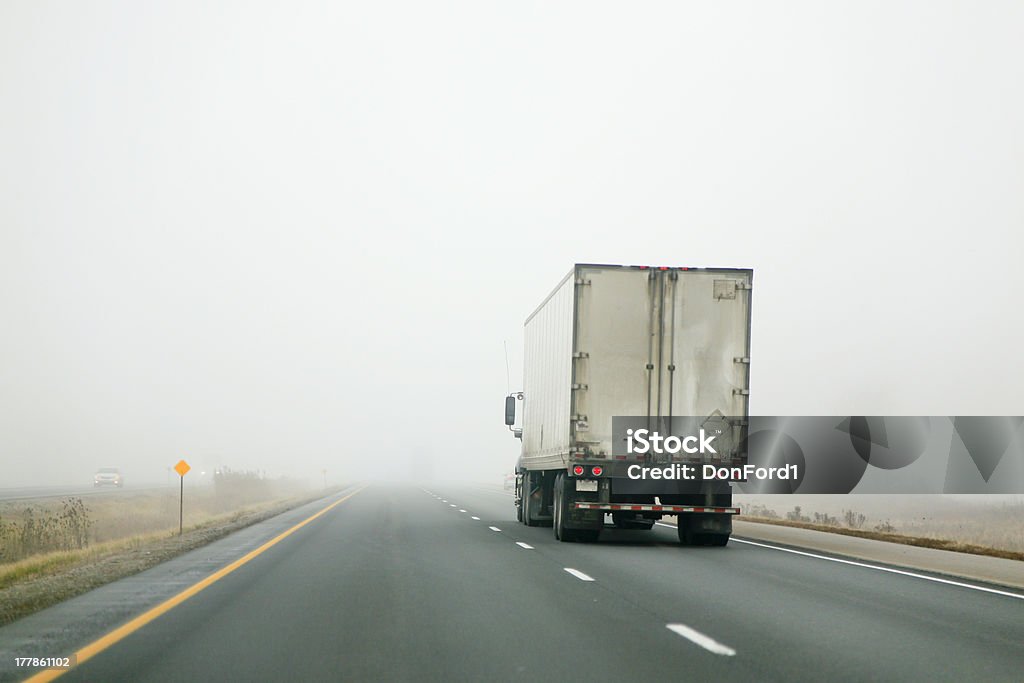 Traktor Anhänger fahren in Fog - Lizenzfrei Anhänger Stock-Foto