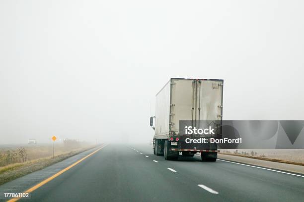 Traktor Anhänger Fahren In Fog Stockfoto und mehr Bilder von Anhänger - Anhänger, Fernverkehr, Fotografie