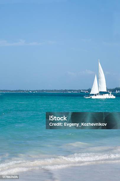 セーリングボートカタマランで大西洋 - カリブのストックフォトや画像を多数ご用意 - カリブ, カリブ海, セールボート