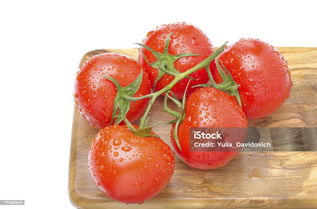 枝の新鮮なトマト、木製ボード絶縁 - しずくのロイヤリティフリーストック�フォト