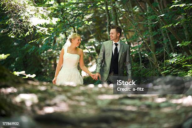 Novia Y El Novio Foto de stock y más banco de imágenes de Adulto - Adulto, Aire libre, Alegre