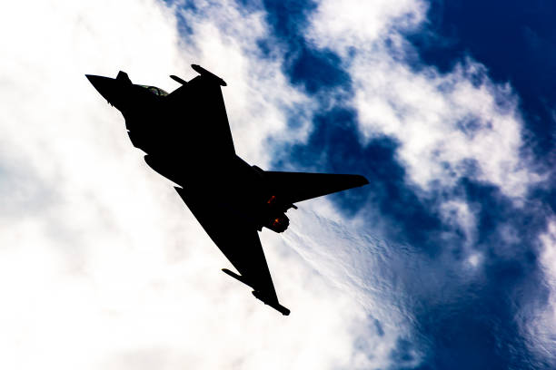 イギリス空軍のユーロファイター・タイフーン戦闘機が飛ぶ。航空および軍用機。 - fighter plane aerospace industry air air vehicle ストックフォトと画像