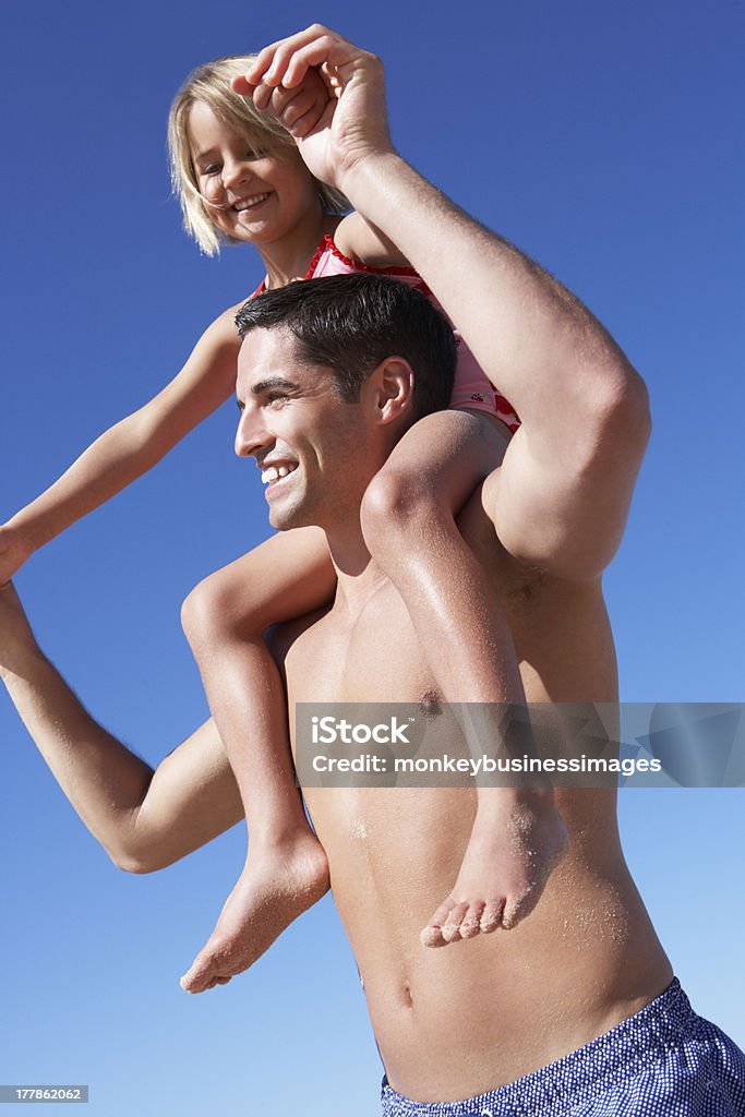 Père et sa fille s'amuser sur la plage - Photo de Plage libre de droits