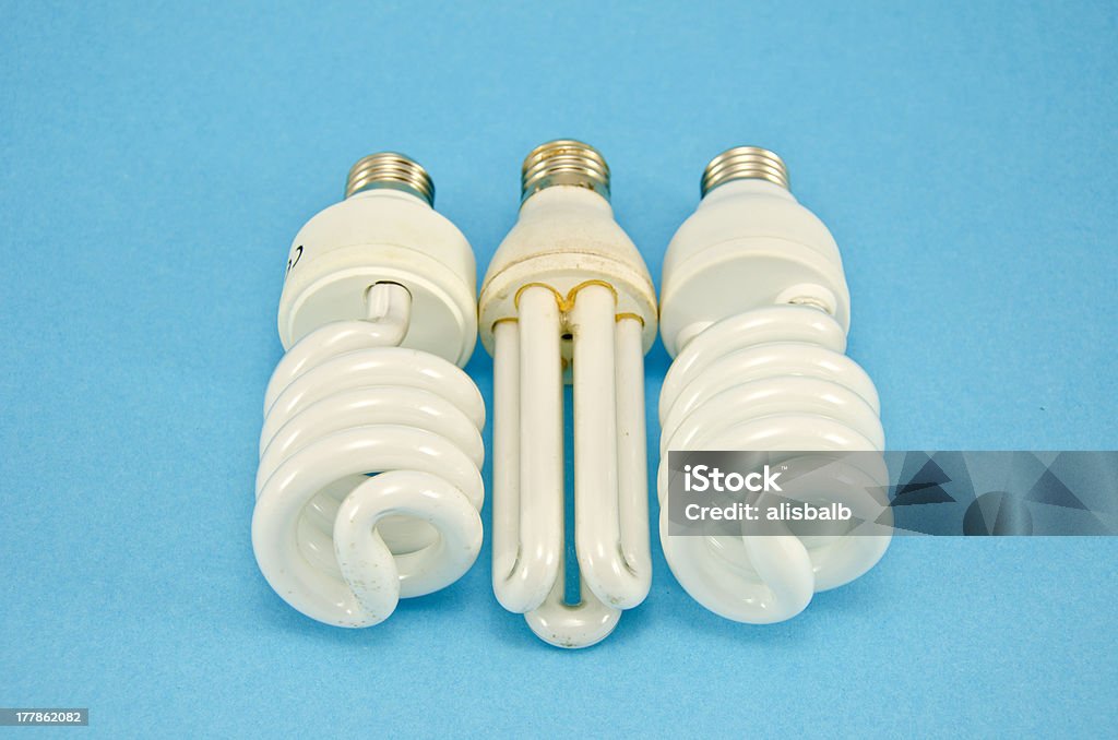 Três lâmpadas de economia de energia - Foto de stock de Branco royalty-free