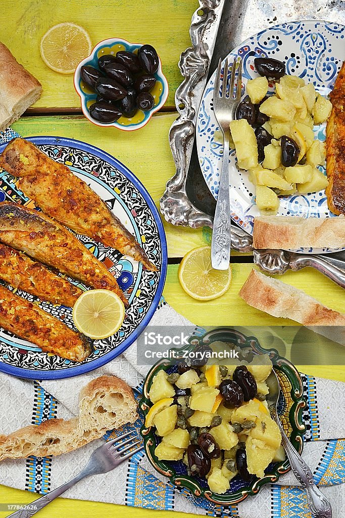 Cavala grelhados acompanhado de salada de batata - Foto de stock de Alimentação Saudável royalty-free