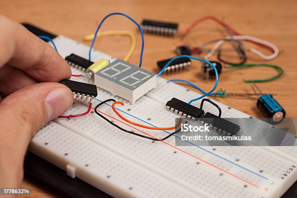 Photo libre de droit de Test Sur Breadboard Circuit Électrique banque d'images et plus d'images libres de droit de Industrie électronique - Industrie électronique, Composant électrique, Condensateur