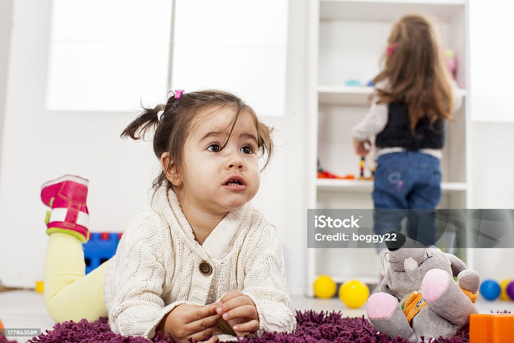 Niñas jugando en la habitación - Foto de stock de 2-3 años libre de derechos