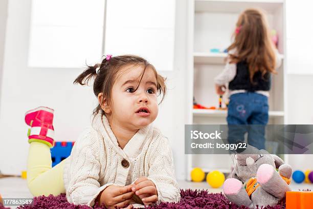 お部屋で遊ぶ少女 - 2歳から3歳のストックフォトや画像を多数ご用意 - 2歳から3歳, おもちゃ, まぶしい