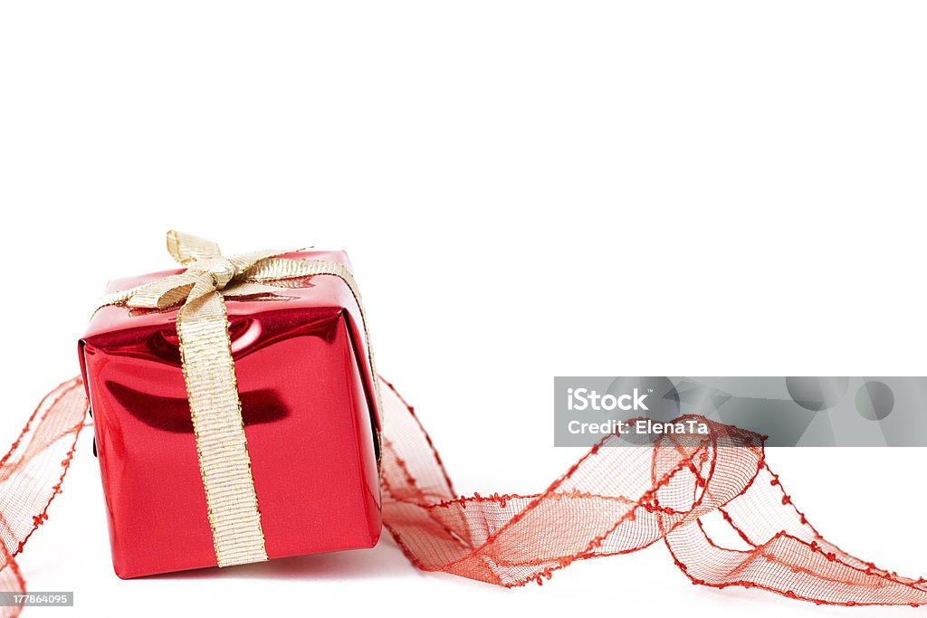 Rojo caja de regalo con arco - Foto de stock de Brillante libre de derechos