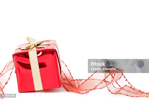 Rojo Caja De Regalo Con Arco Foto de stock y más banco de imágenes de Brillante - Brillante, Celebración - Ocasión especial, Dar