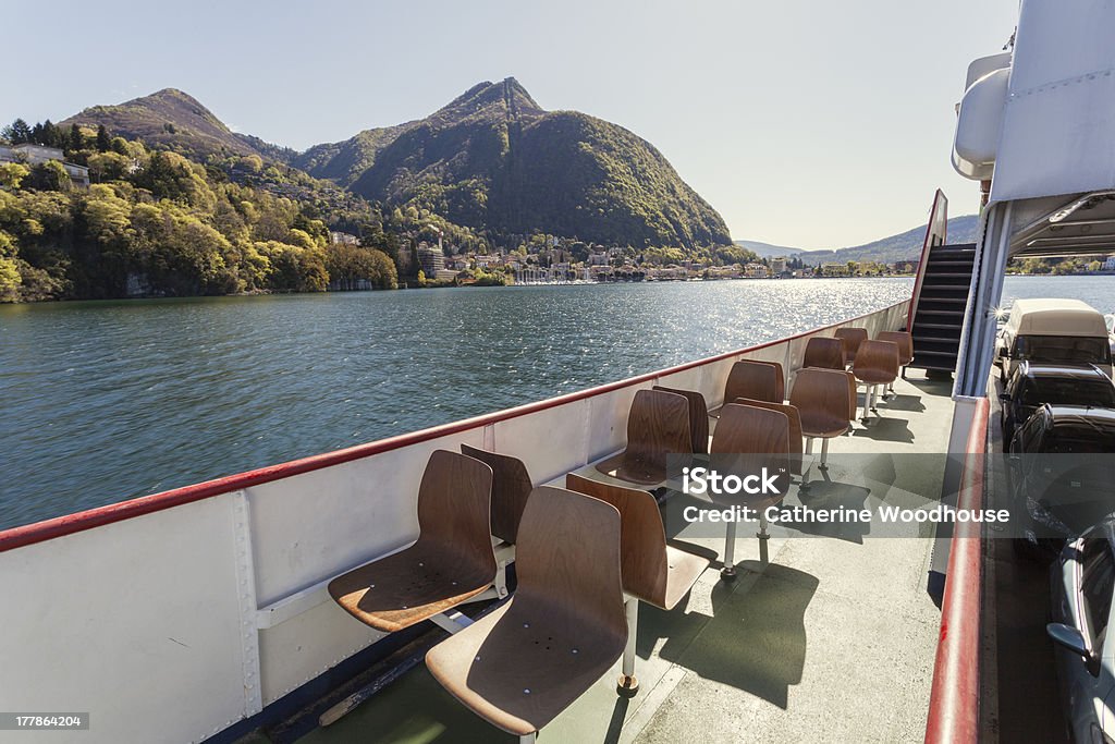 Auto e passeggeri traghetti, il Lago Maggiore - Foto stock royalty-free di Lago Maggiore