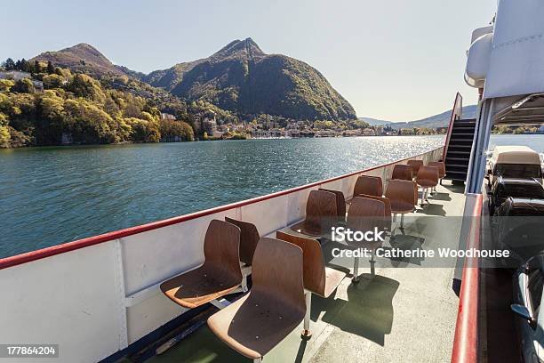 Auto E Passeggeri Traghetti Il Lago Maggiore - Fotografie stock e altre immagini di Lago Maggiore - Lago Maggiore, Traghetto, Acqua