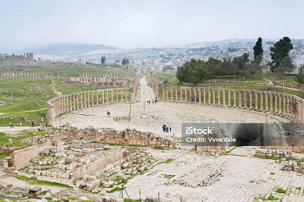 Древней римской овал форума в античный город Jerash - Стоковые фото Антиквариат роялти-фри