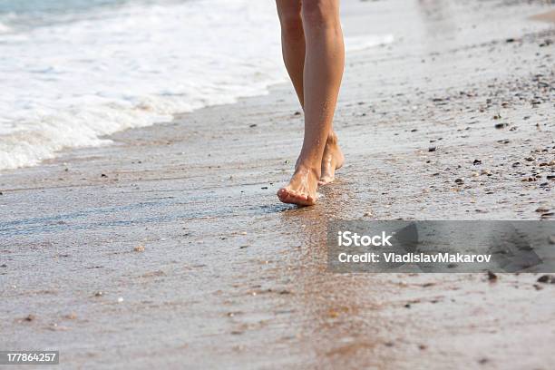 여자 Walking On 처박은 플라주 가냘픈에 대한 스톡 사진 및 기타 이미지 - 가냘픈, 걷기, 모래