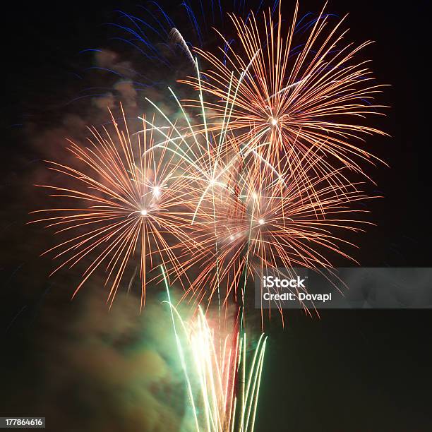 Colorido Fogos De Artifício De Férias - Fotografias de stock e mais imagens de Amarelo - Amarelo, Beleza natural, Branco