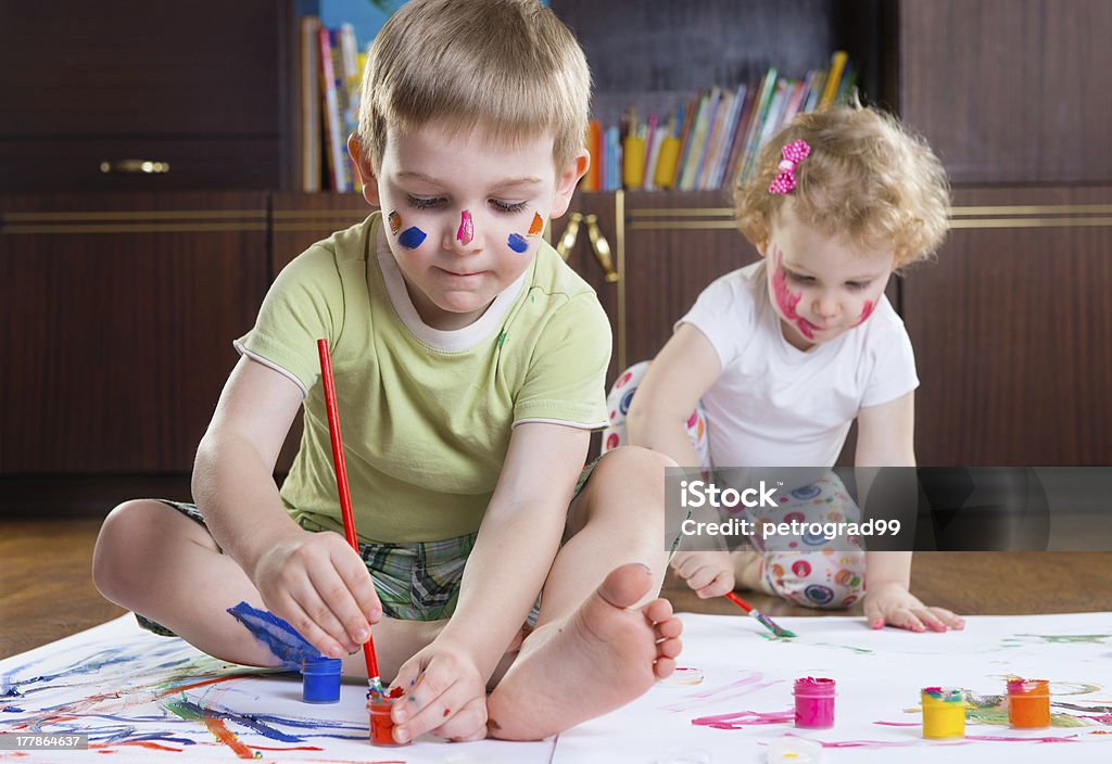 Deux adorables enfants peinture - Photo de Amitié libre de droits