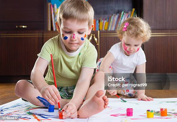 Photo libre de droit de Deux Adorables Enfants Peinture banque d'images et plus d'images libres de droit de Amitié - Amitié, Apprentissage, Art