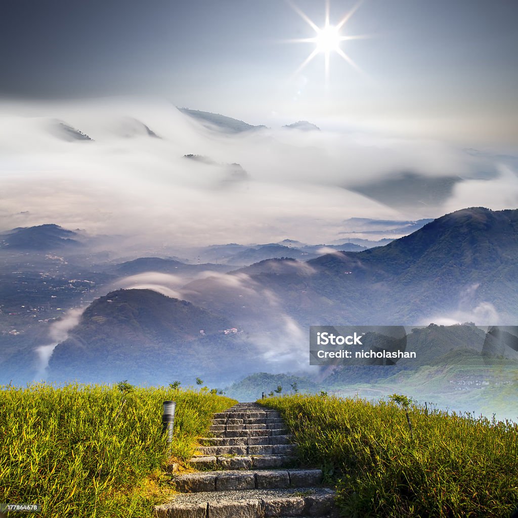 Bella montagna con Fiore e cloud - Foto stock royalty-free di Ambientazione esterna