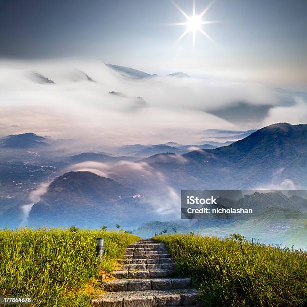 Bella Montagna Con Fiore E Cloud - Fotografie stock e altre immagini di Ambientazione esterna - Ambientazione esterna, Ambientazione tranquilla, Ambiente