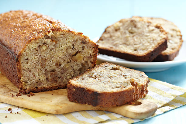 fatias de pão de banana com nozes - walnut bread - fotografias e filmes do acervo