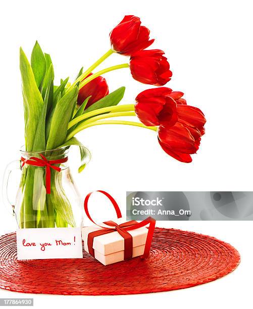 Tulipanes Rojos Con Caja De Regalo Foto de stock y más banco de imágenes de Amor - Sentimiento - Amor - Sentimiento, Aniversario, Belleza de la naturaleza