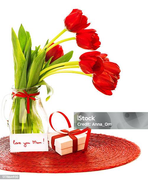 Túlipas Com Caixa De Presente Vermelha - Fotografias de stock e mais imagens de Amor - Amor, Aniversário, Aniversário especial
