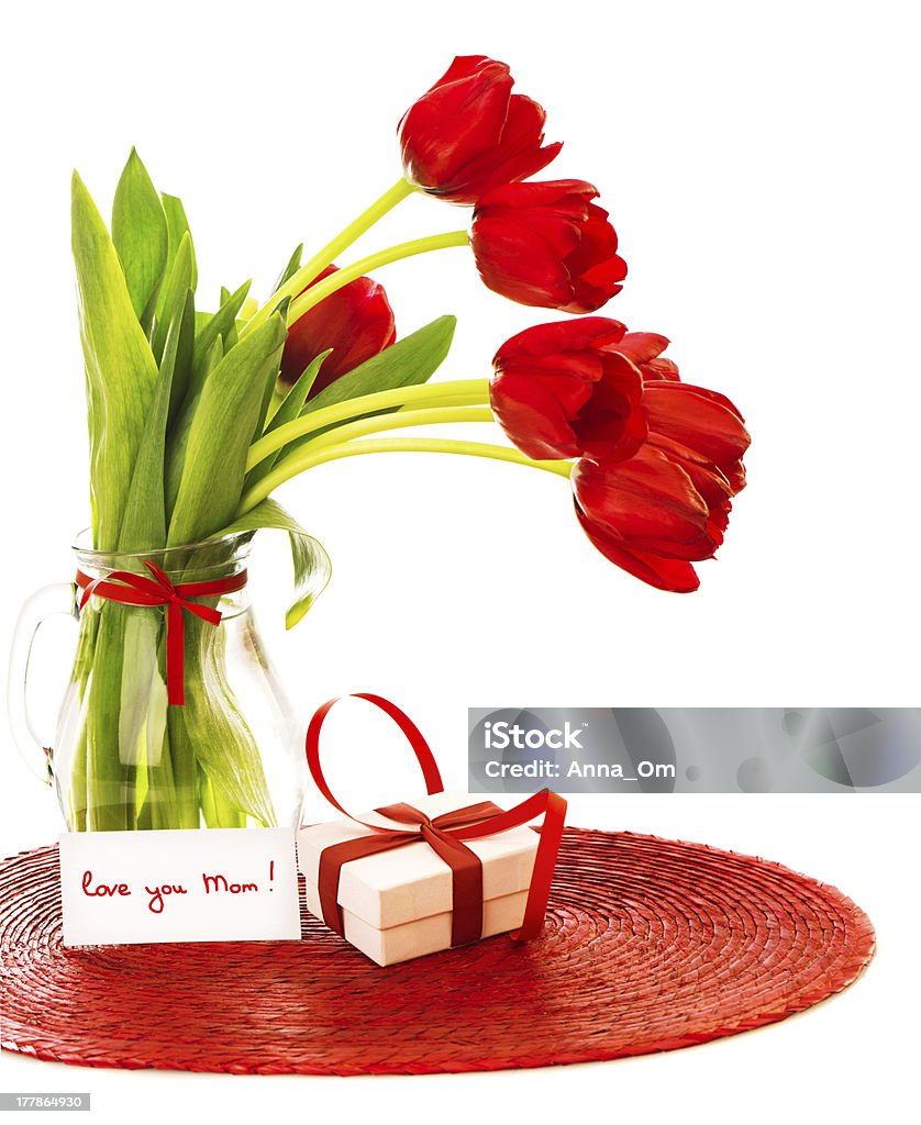 Красные Тюльпаны и подарочной коробке - Стоковые фото I Love You - английское словосочетание роялти-фри