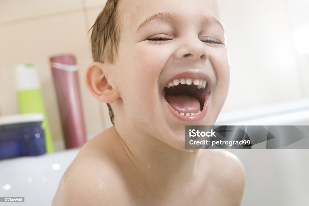 Felice ragazzino bagno in vasca da bagno - Foto stock royalty-free di Allegro