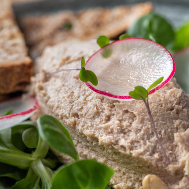 까나르 푸아그라 파테(canard foie gras pate)는 오리나 거위의 간을 구운 빵 조각과 함께 만듭니다. - foie gras goose meat liver pate 뉴스 사진 이미지
