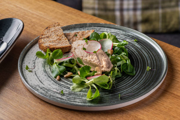 canard foie gras pasztet z wątróbki kaczki lub gęsi z kromką chleba tostowego. - foie gras goose meat liver pate zdjęcia i obrazy z banku zdjęć