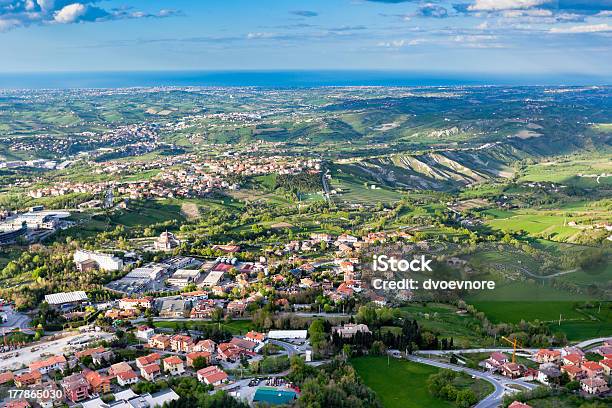 Desde Titano Vista A Las Montañas En El Vecindario De San Marino Foto de stock y más banco de imágenes de Agua