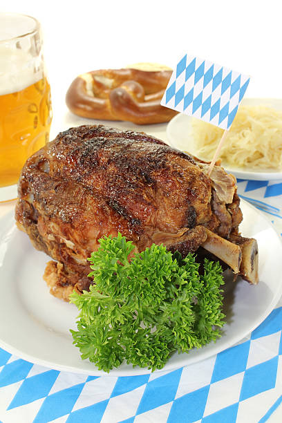 schweinshaxe mit sauerkraut - pretzel oktoberfest german culture beer stock-fotos und bilder