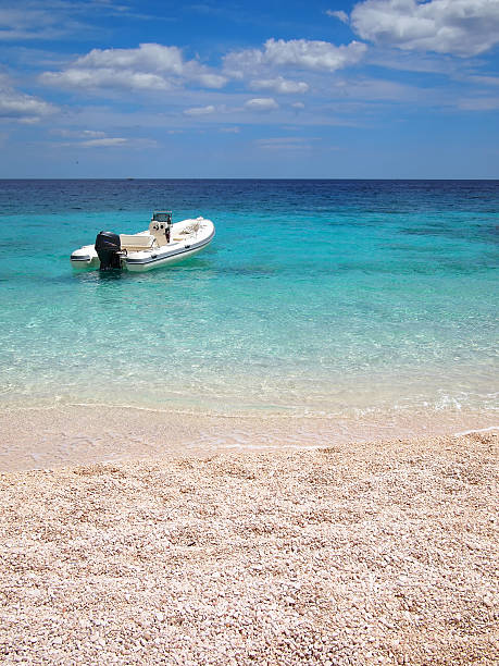 Praia privativa com speedboat - foto de acervo