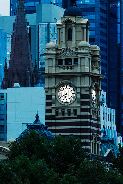 flinders ulica stacja - melbourne australia clock tower clock zdjęcia i obrazy z banku zdjęć