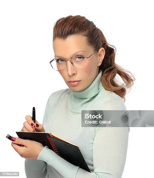 Mulher Com Óculos Escrevendo No Seu Bloco De Notas - Fotografias de stock e mais imagens de Calendário - Calendário, Mulheres, Só Uma Mulher