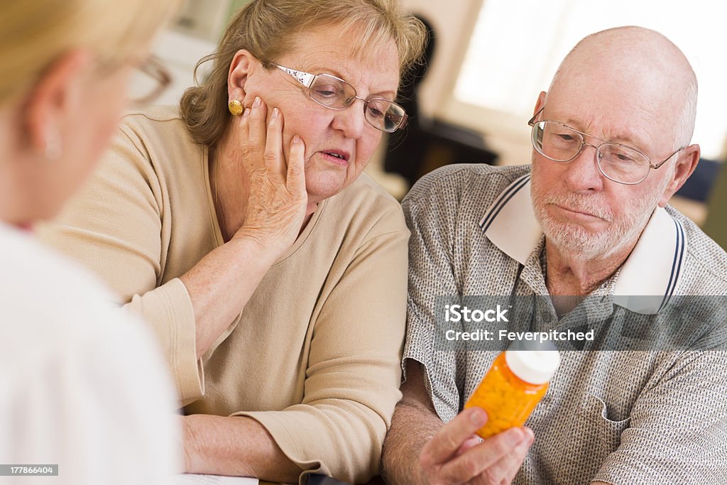 Médico ou enfermeiro, explicando medicamento de prescrição para Coupl sénior - Royalty-free 70 anos Foto de stock