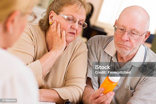 Médico Ou Enfermeiro Explicando Medicamento De Prescrição Para Coupl Sénior - Fotografias de stock e mais imagens de 70 anos