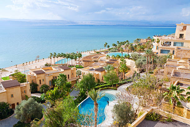 panorama del resort en la costa del mar muerto - dead sea fotografías e imágenes de stock