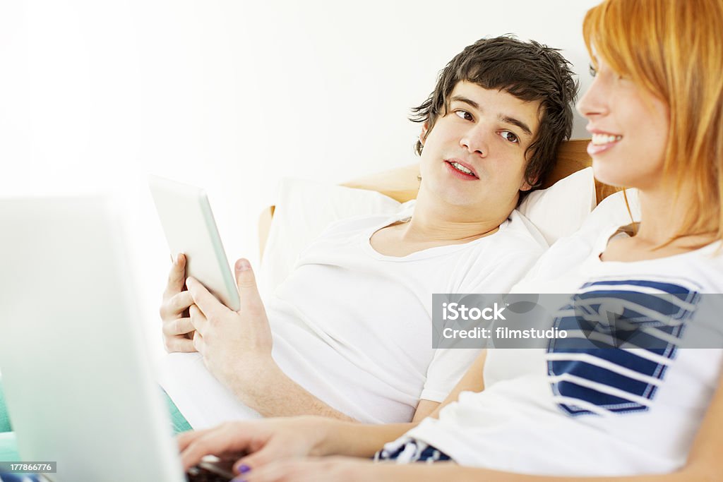 Jovem casal na cama - Foto de stock de 20 Anos royalty-free