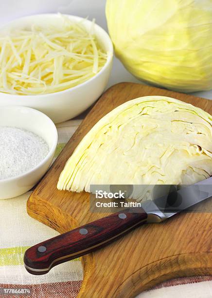 Ingredienti Per Rendere Crauti - Fotografie stock e altre immagini di Alimentazione sana - Alimentazione sana, Bianco, Cavolo