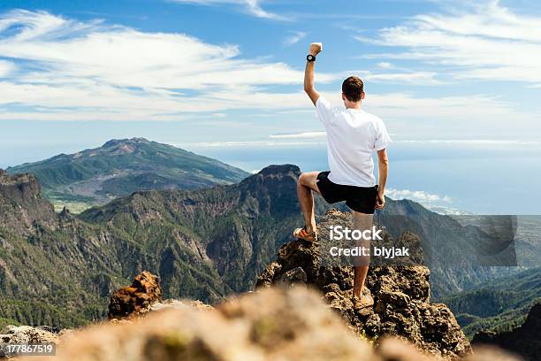 Mann Eine Zeitlang Triumphierend Oben Auf Dem Berg Stockfoto und mehr Bilder von Abenteuer - Abenteuer, Aktiver Lebensstil, Aktivitäten und Sport