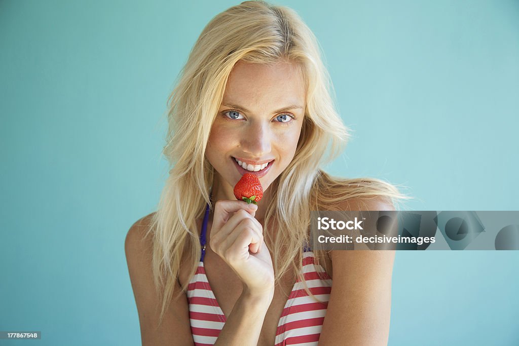 Jolie femme pose avec une fraise - Photo de Adulte libre de droits