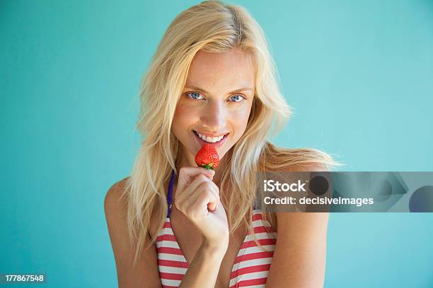 Photo libre de droit de Jolie Femme Pose Avec Une Fraise banque d'images et plus d'images libres de droit de Adulte - Adulte, Aliment, Beauté