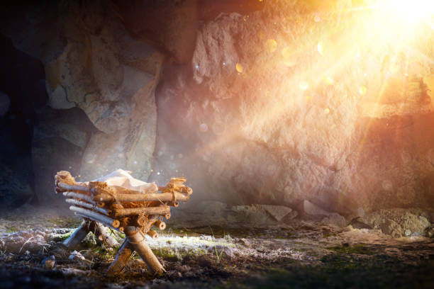 Geburt Christi - Wartende Geburt Jesu Christi Mit Krippe In Höhle Mit Heiligem Licht Und Abstraktem Defokussiertem Bokeh – Foto